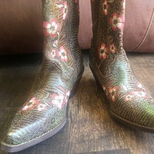 New Durango embroidered floral cowboy boots.